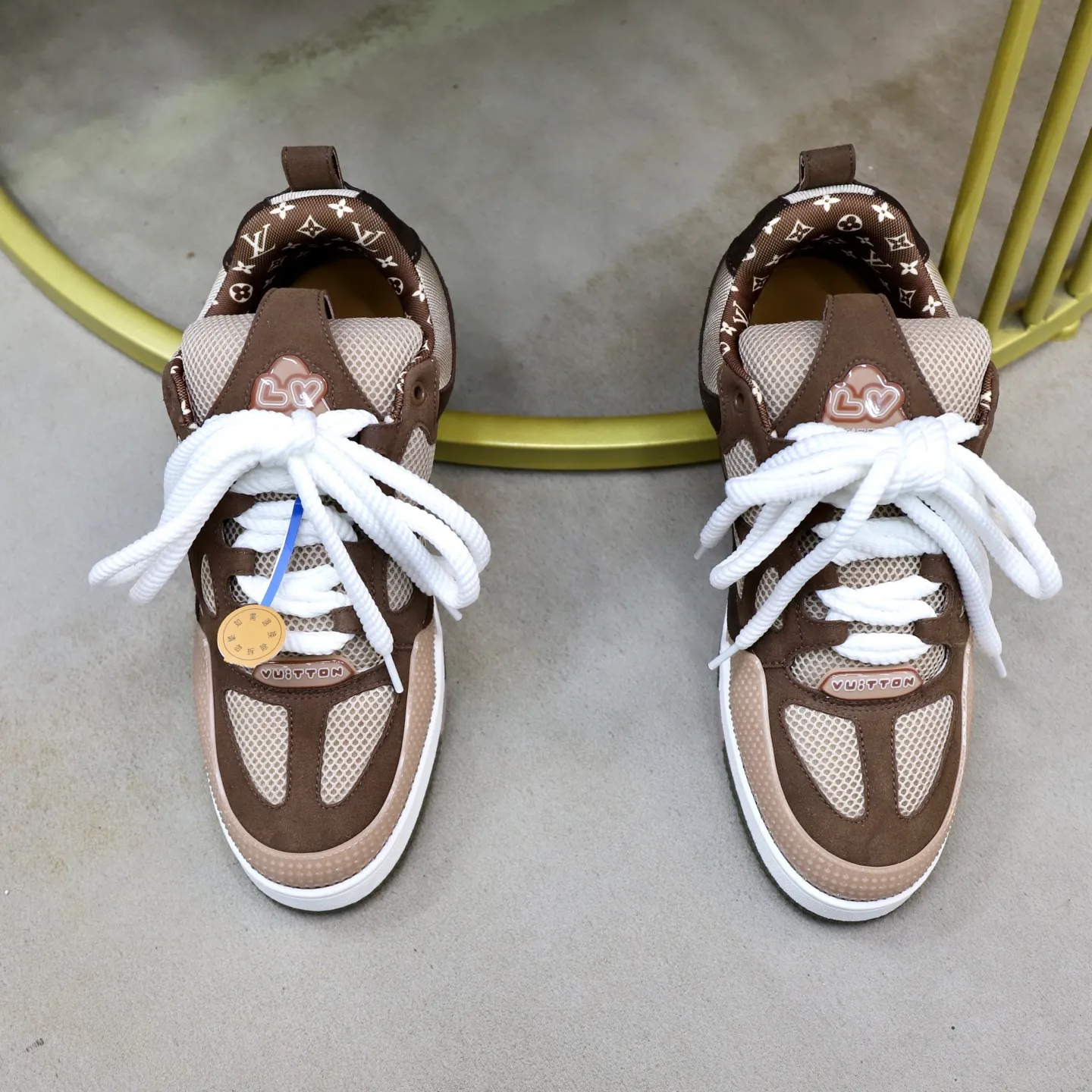 Ex-factory price: 860💰LV Couple👫Louis Vuitton TRAINER sneakers classic Louis Vuitton men's artistic director Virgil Abloh picked inspiration to create this LV Trainer sneaker. Yingze crystal inlays present a colorful effect. VS can be matched with two gorgeous effect colors. The LV letter logo badge on the tongue is gorgeous and noble. The LV letter is decorated on the side. The outsole is decorated with a Monogram flower pattern. It shows the trend of elegance and nobility! Men's and women's models: 35-46